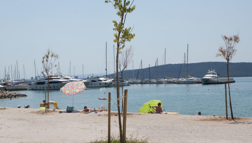 Yacht Beach Apartments Kaštela Extérieur photo